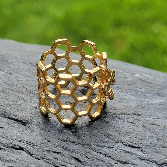💥RESTOCKED💥Honeycomb Bee Charm Cuff Ring, goldplated - Picture 4 of 7